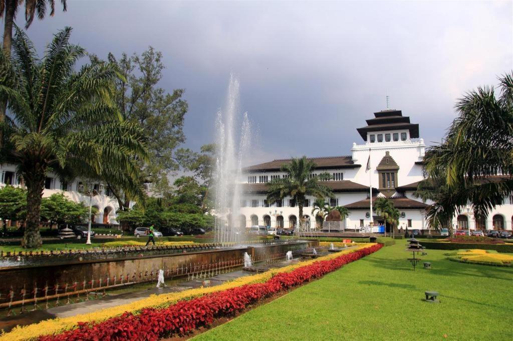 The Batik Bed And Coffee Bandung Hotel Exterior photo